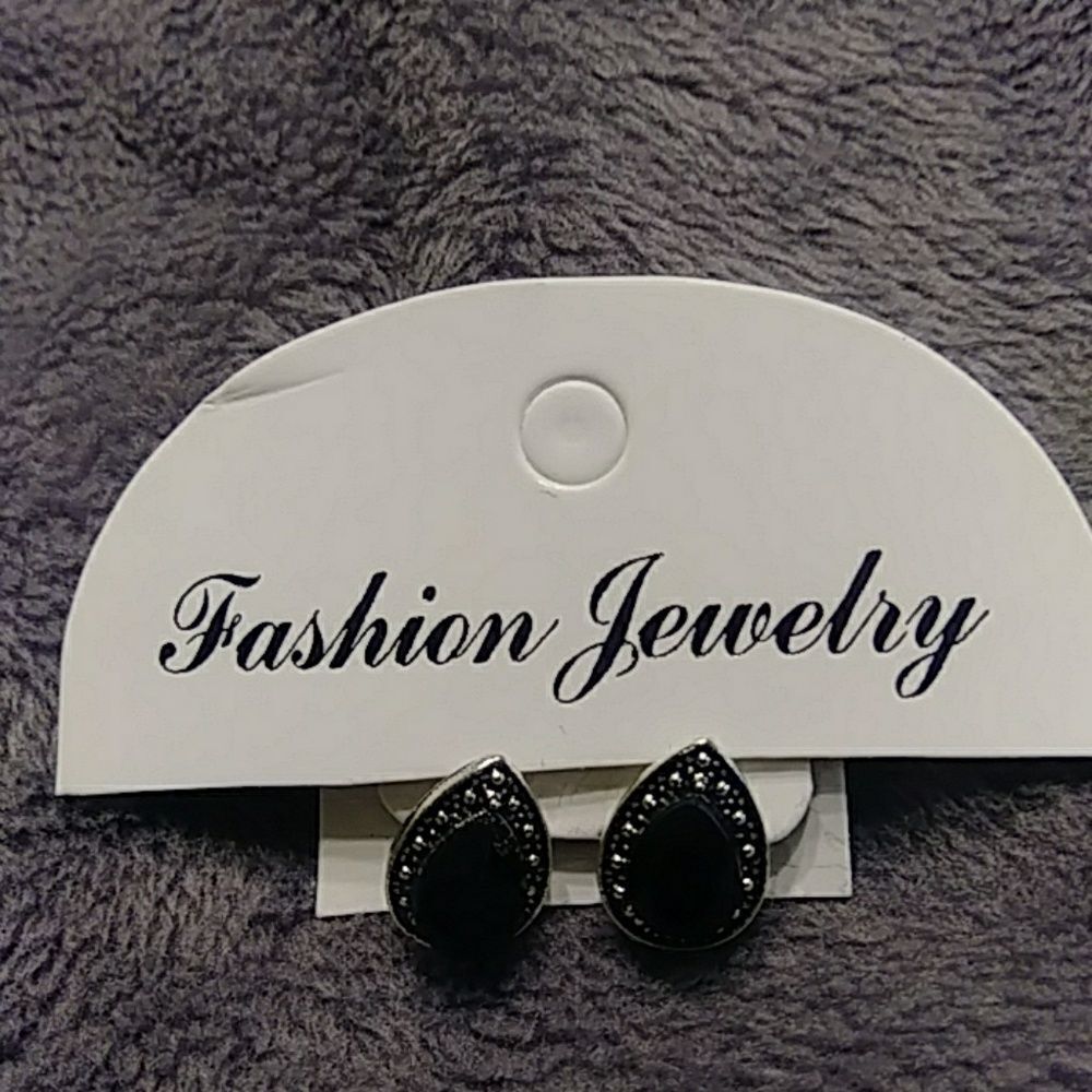 NWOT 3/$10🔥stud droplet earrings